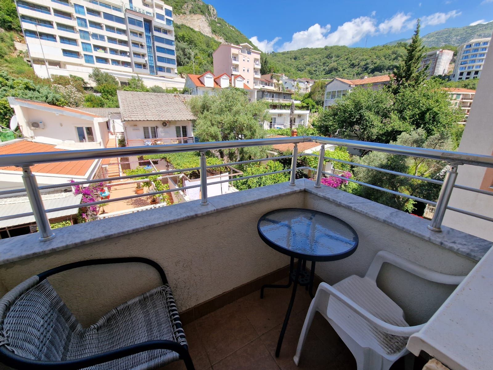 amforaproperty.com/Moderna stambena zgrada 1000m2 sa 18 apartmana u Bečićima, 300 metara od mora