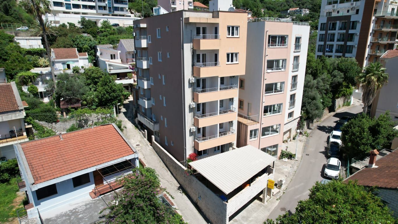 amforaproperty.com/Moderna stambena zgrada 1000m2 sa 18 apartmana u Bečićima, 300 metara od mora