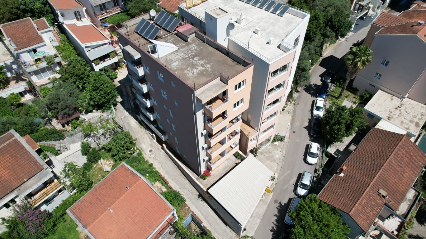 amforaproperty.com/Moderna stambena zgrada 1000m2 sa 18 apartmana u Bečićima, 300 metara od mora