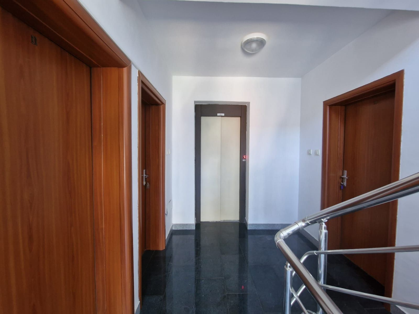 amforaproperty.com/Moderna stambena zgrada 1000m2 sa 18 apartmana u Bečićima, 300 metara od mora