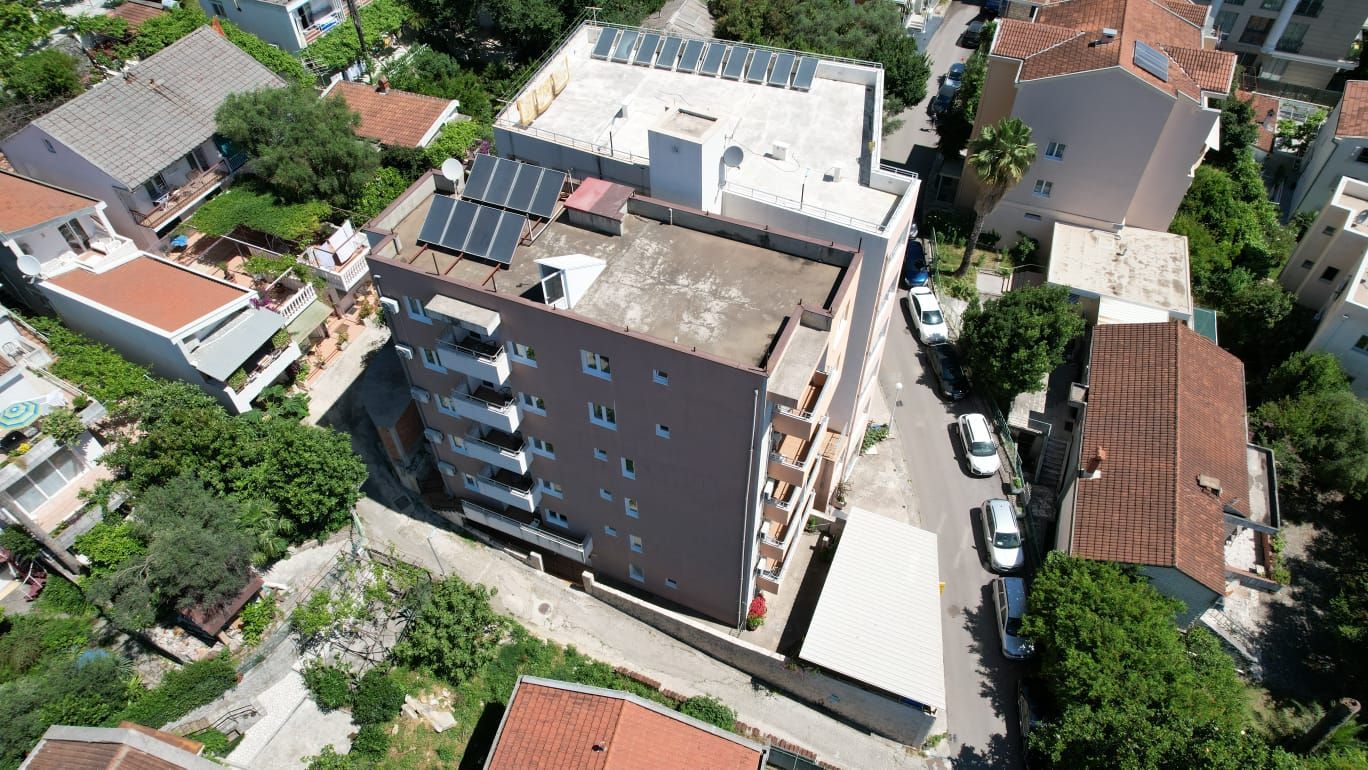 amforaproperty.com/Moderna stambena zgrada 1000m2 sa 18 apartmana u Bečićima, 300 metara od mora