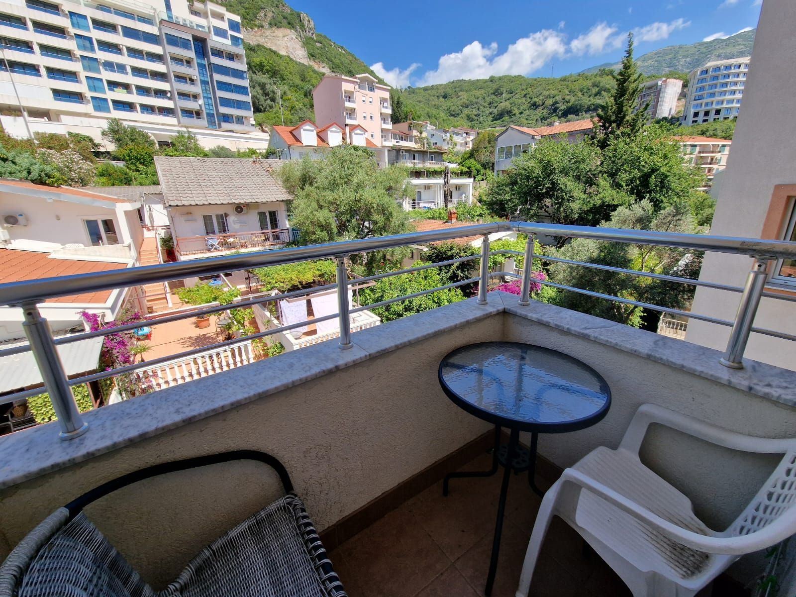 amforaproperty.com/Moderna stambena zgrada 1000m2 sa 18 apartmana u Bečićima, 300 metara od mora