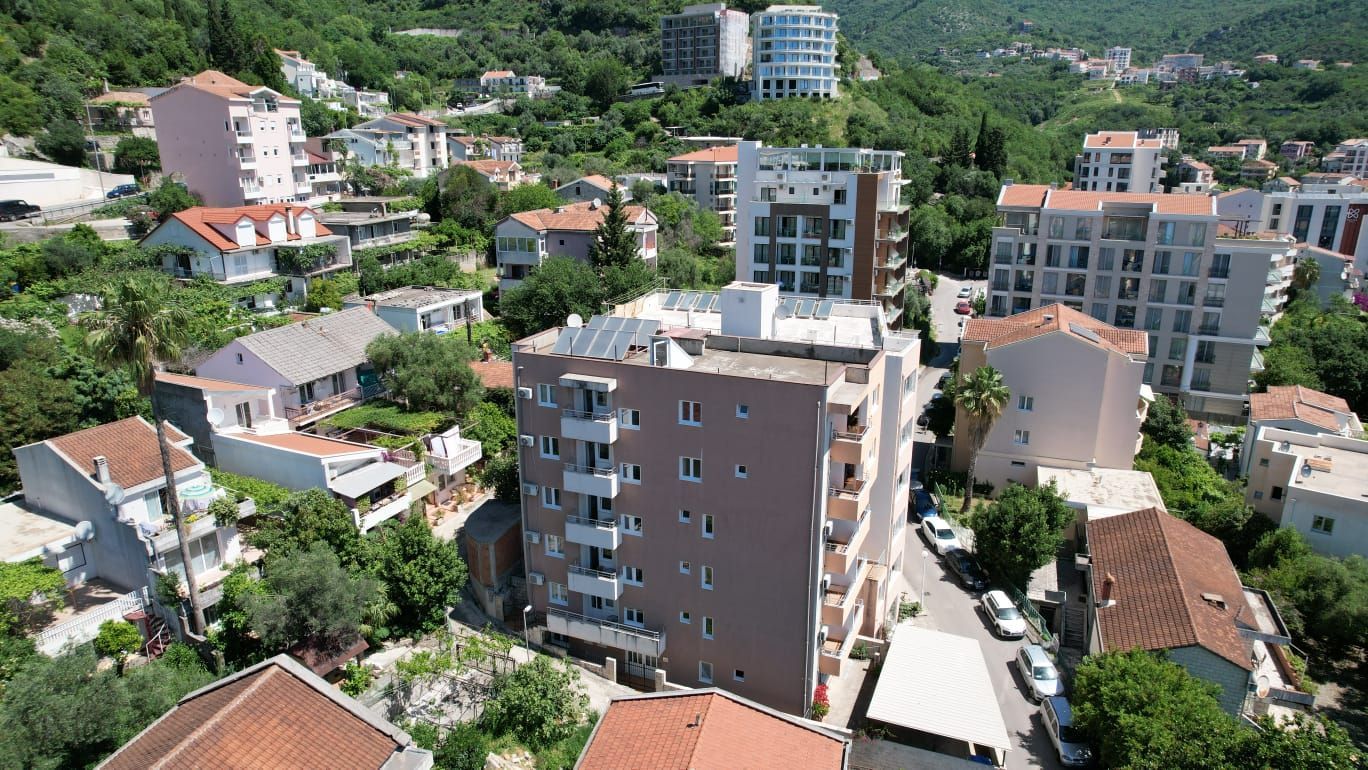 amforaproperty.com/Moderna stambena zgrada 1000m2 sa 18 apartmana u Bečićima, 300 metara od mora