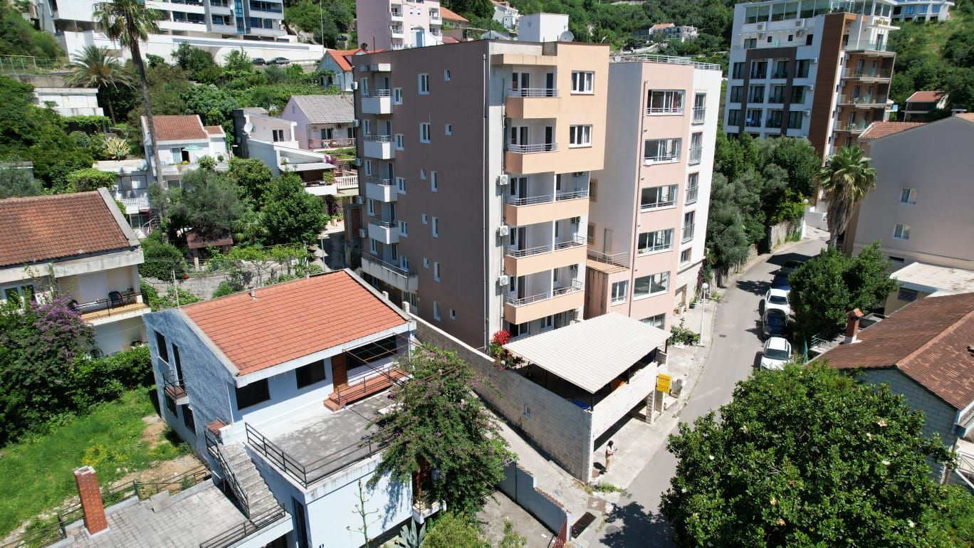 amforaproperty.com/Moderna stambena zgrada 1000m2 sa 18 apartmana u Bečićima, 300 metara od mora