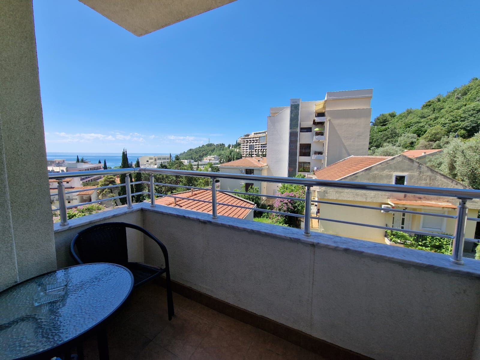 amforaproperty.com/Moderna stambena zgrada 1000m2 sa 18 apartmana u Bečićima, 300 metara od mora