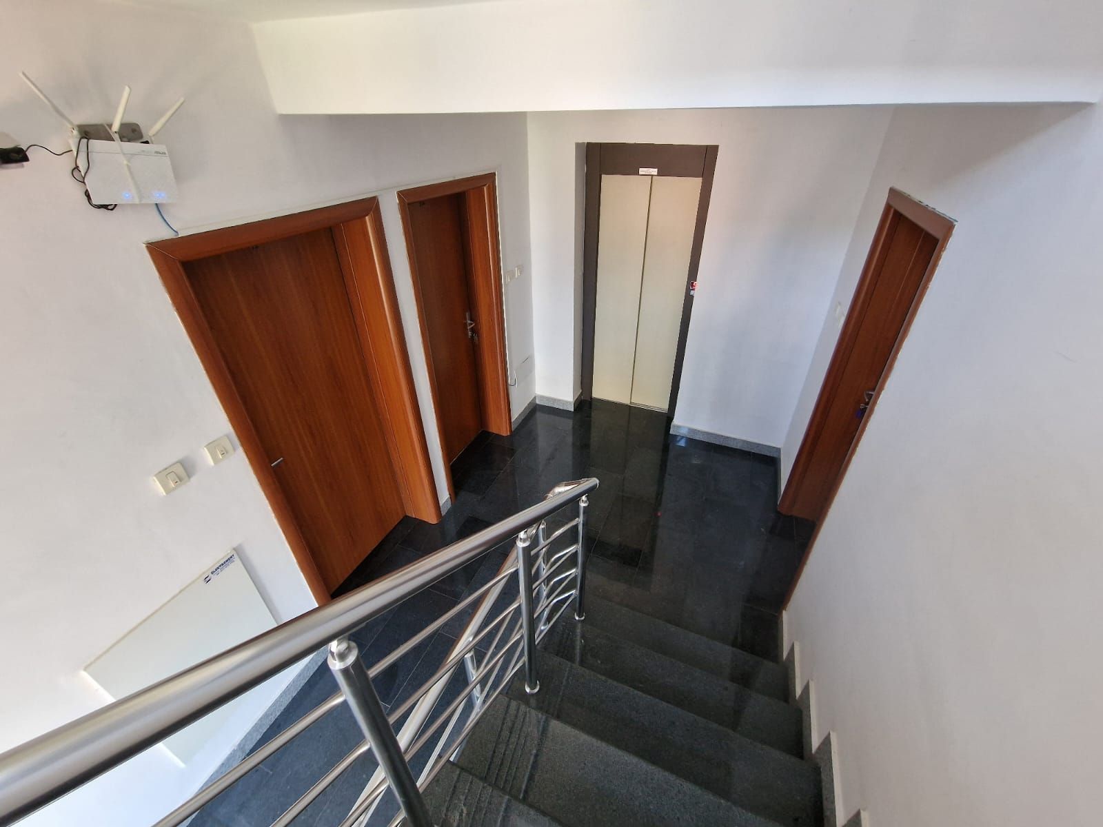 amforaproperty.com/Moderna stambena zgrada 1000m2 sa 18 apartmana u Bečićima, 300 metara od mora