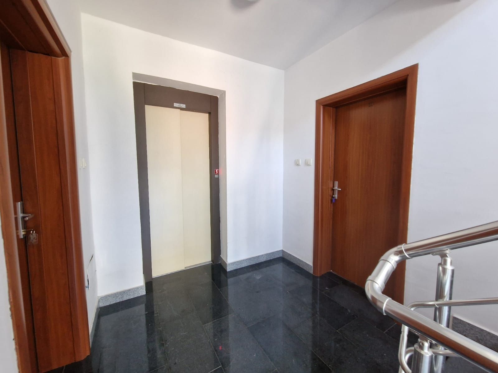 amforaproperty.com/Moderna stambena zgrada 1000m2 sa 18 apartmana u Bečićima, 300 metara od mora