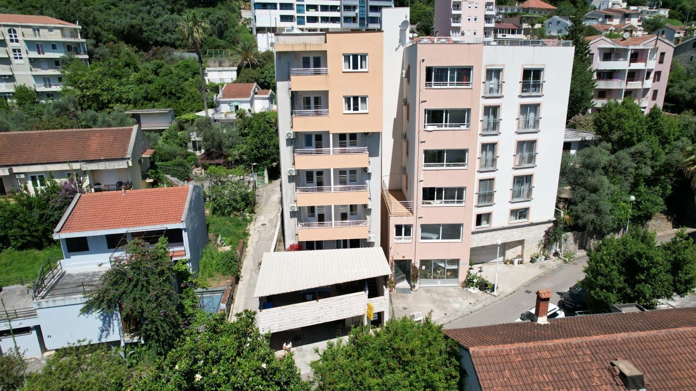 amforaproperty.com/Moderna stambena zgrada 1000m2 sa 18 apartmana u Bečićima, 300 metara od mora