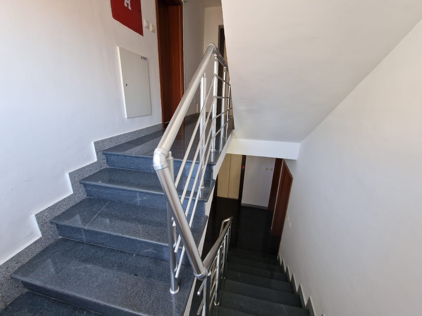 amforaproperty.com/Moderna stambena zgrada 1000m2 sa 18 apartmana u Bečićima, 300 metara od mora