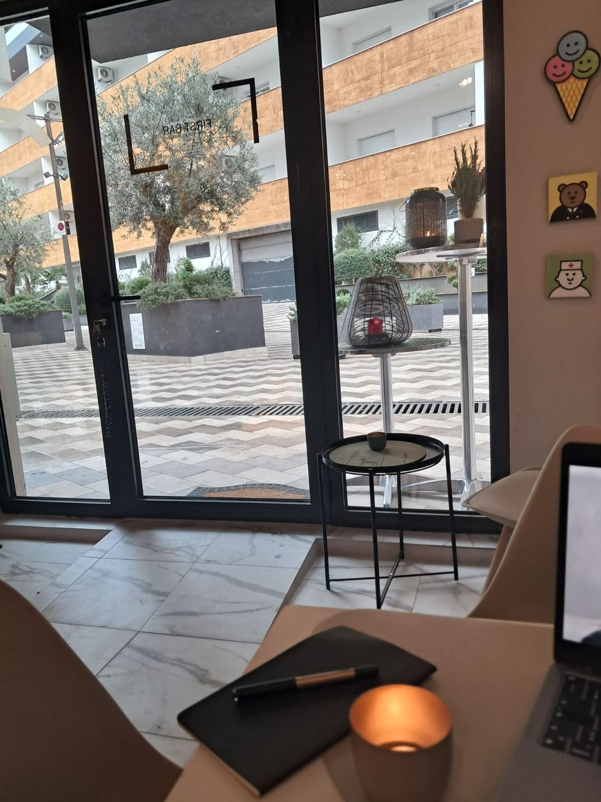amforaproperty.com/Na prodaju: Biznis sa potpuno opremljenim kafićem u stambenom kompleksu 