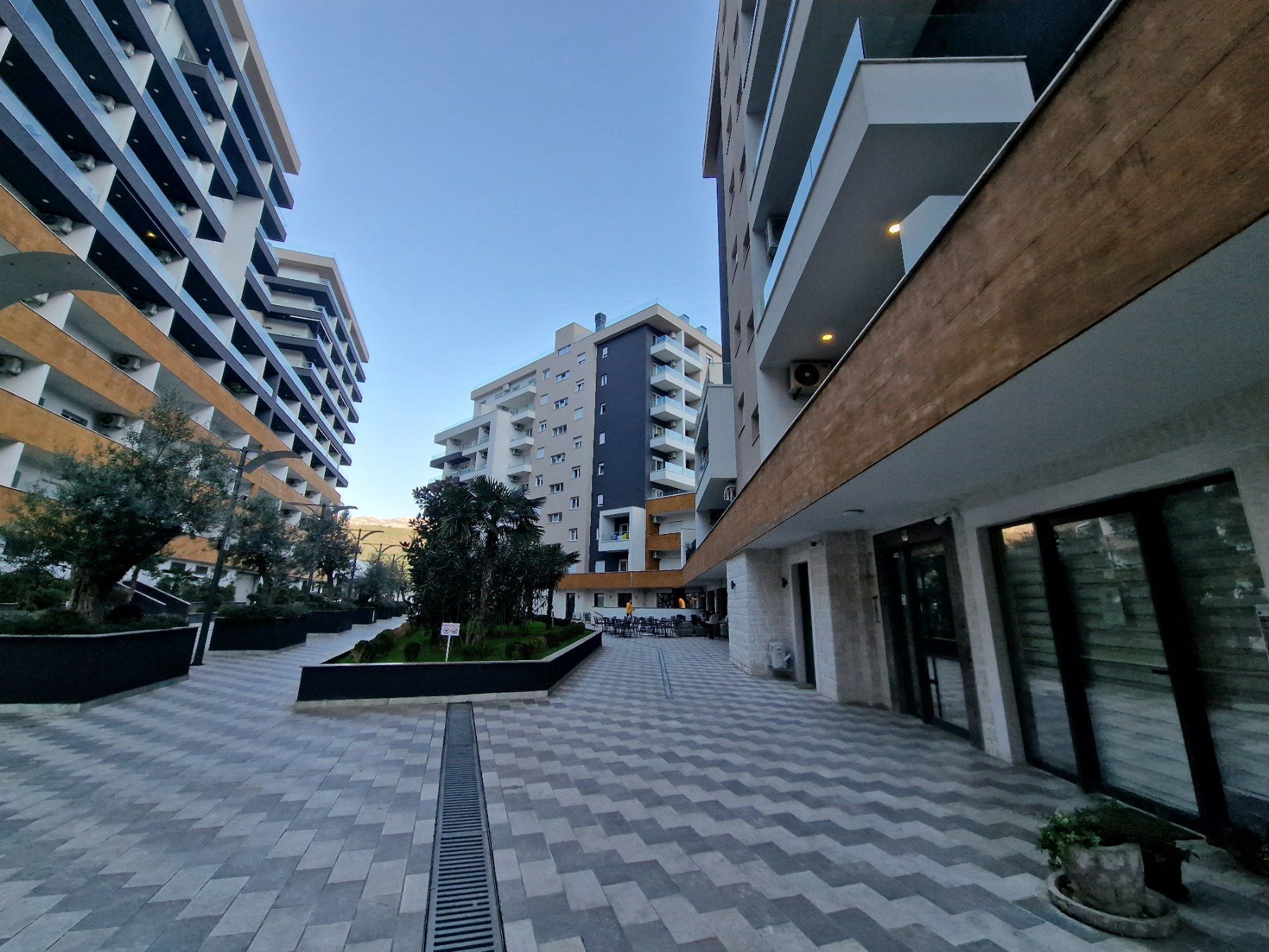 amforaproperty.com/Na prodaju: Biznis sa potpuno opremljenim kafićem u stambenom kompleksu 