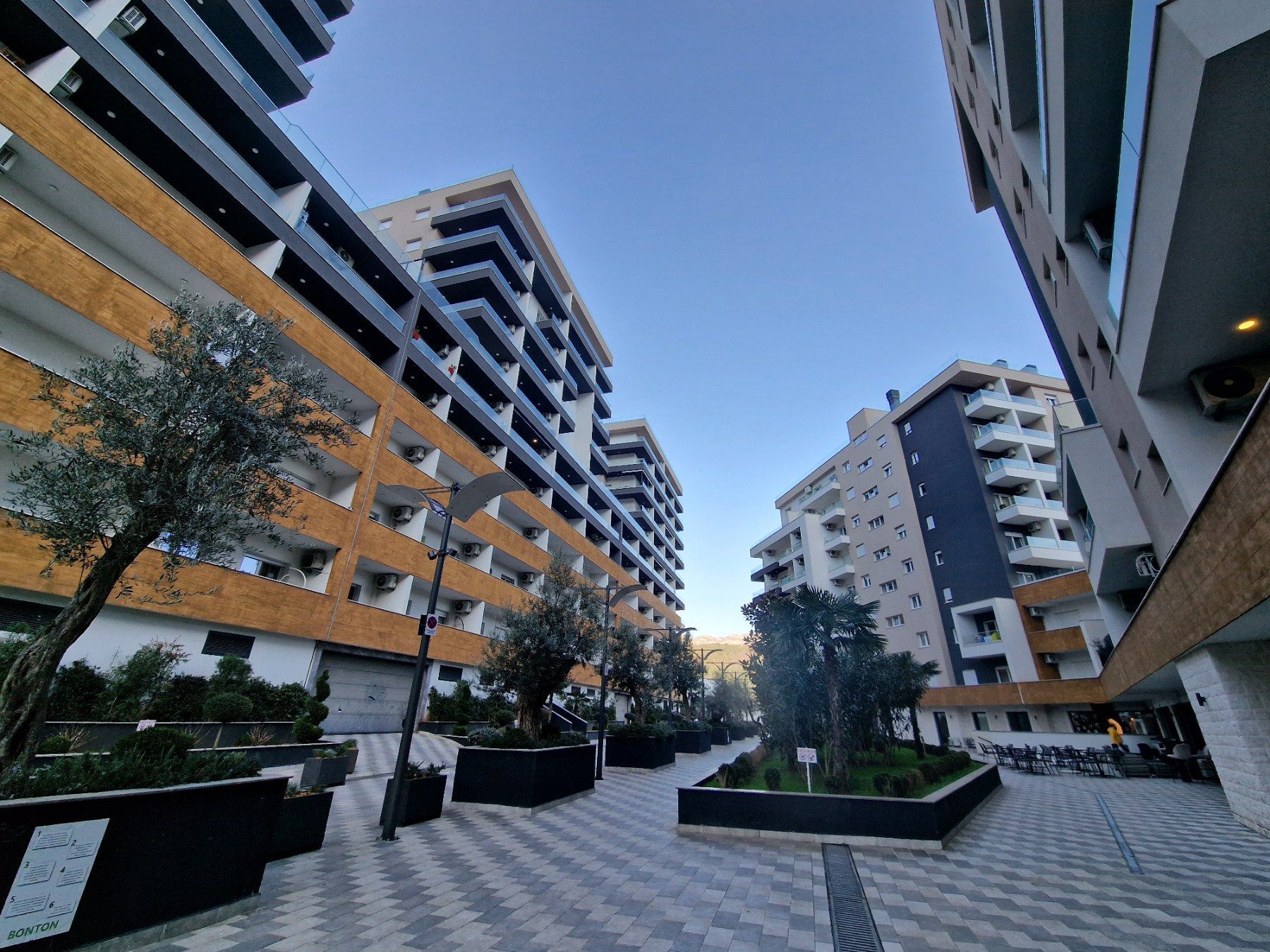 amforaproperty.com/Na prodaju: Biznis sa potpuno opremljenim kafićem u stambenom kompleksu 