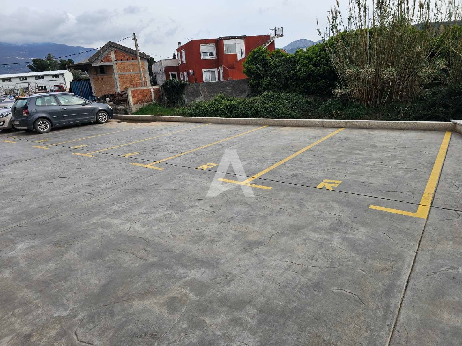 amforaproperty.com/Poslovni prostor 180m2 sa 5 parking mesta (NA DUZI PERIOD)