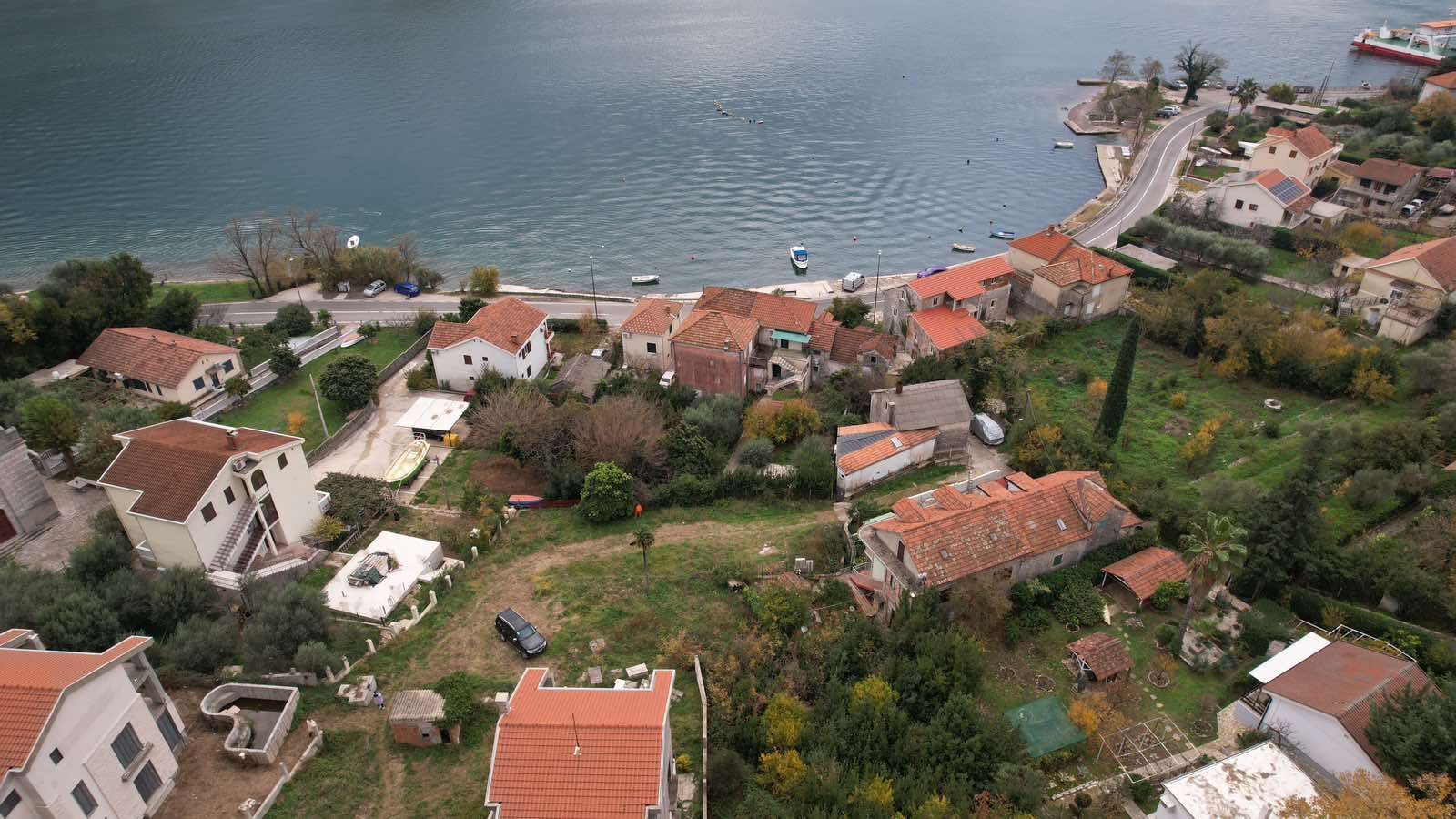 amforaproperty.com/Herceg Novi, Kamenari – Zemljište za izgradnju 12 vila sa dve započete na prvoj liniji mora