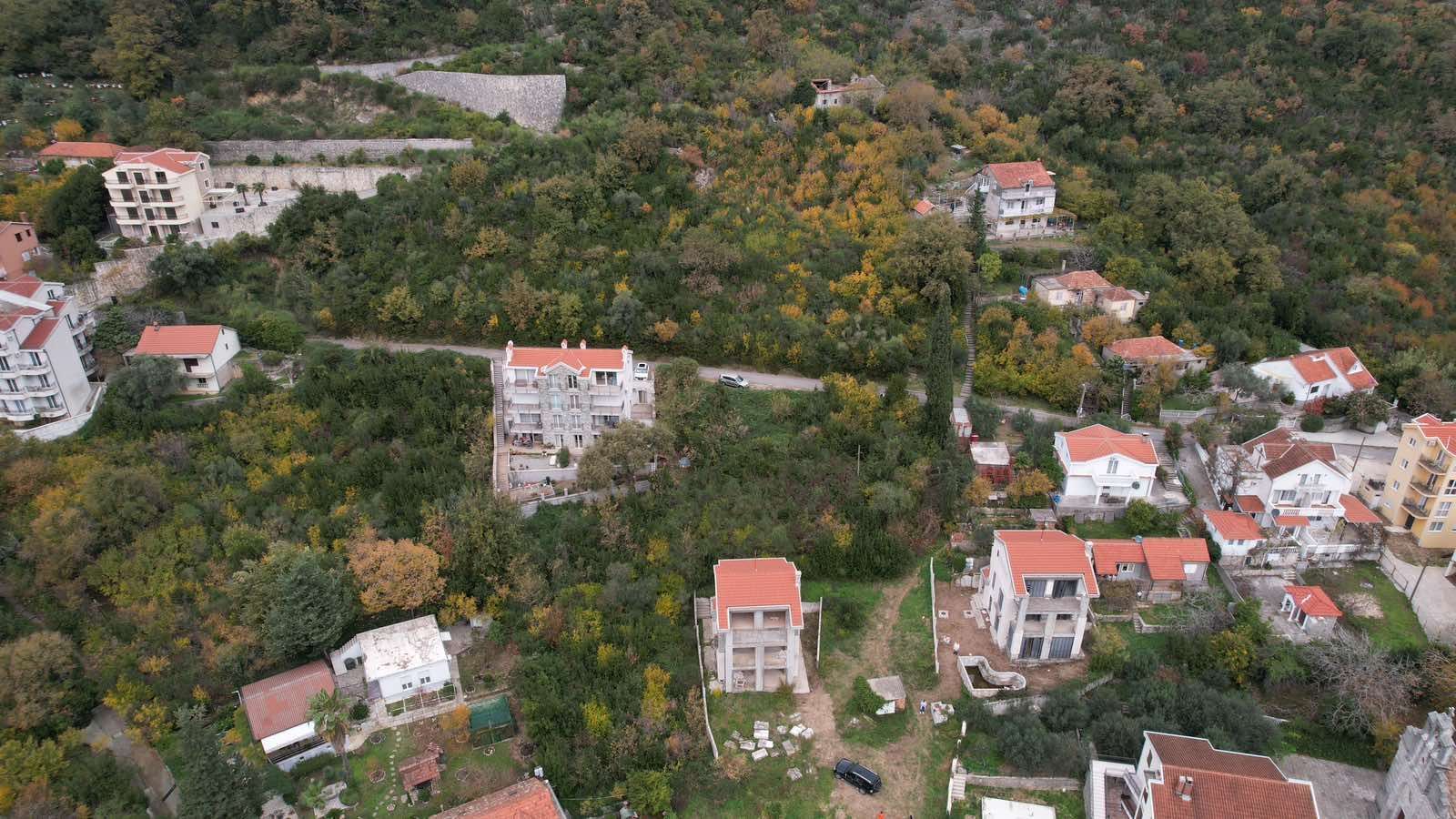 amforaproperty.com/Herceg Novi, Kamenari – Zemljište za izgradnju 12 vila sa dve započete na prvoj liniji mora