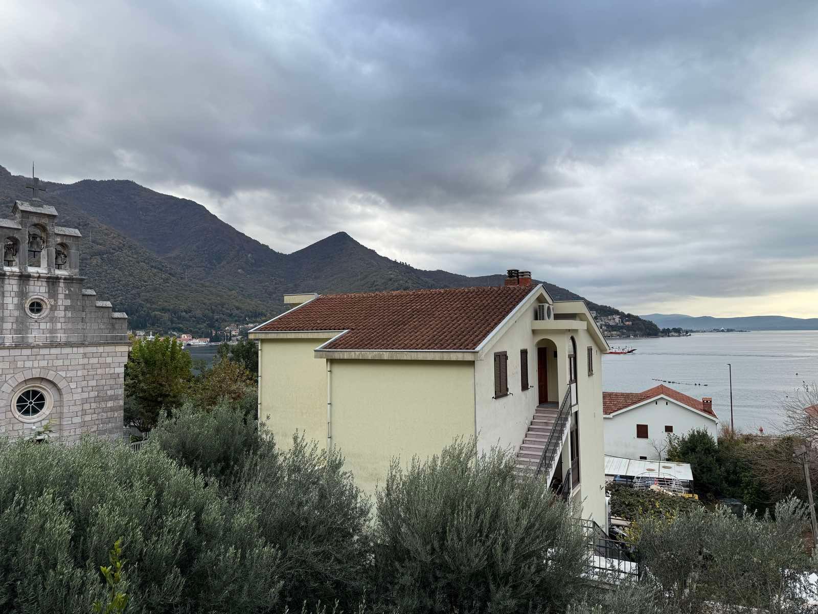 amforaproperty.com/Herceg Novi, Kamenari – Zemljište za izgradnju 12 vila sa dve započete na prvoj liniji mora