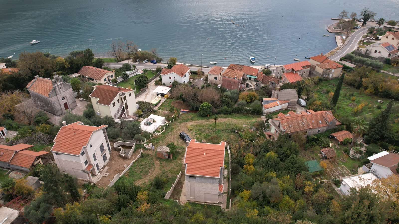 amforaproperty.com/Herceg Novi, Kamenari – Zemljište za izgradnju 12 vila sa dve započete na prvoj liniji mora