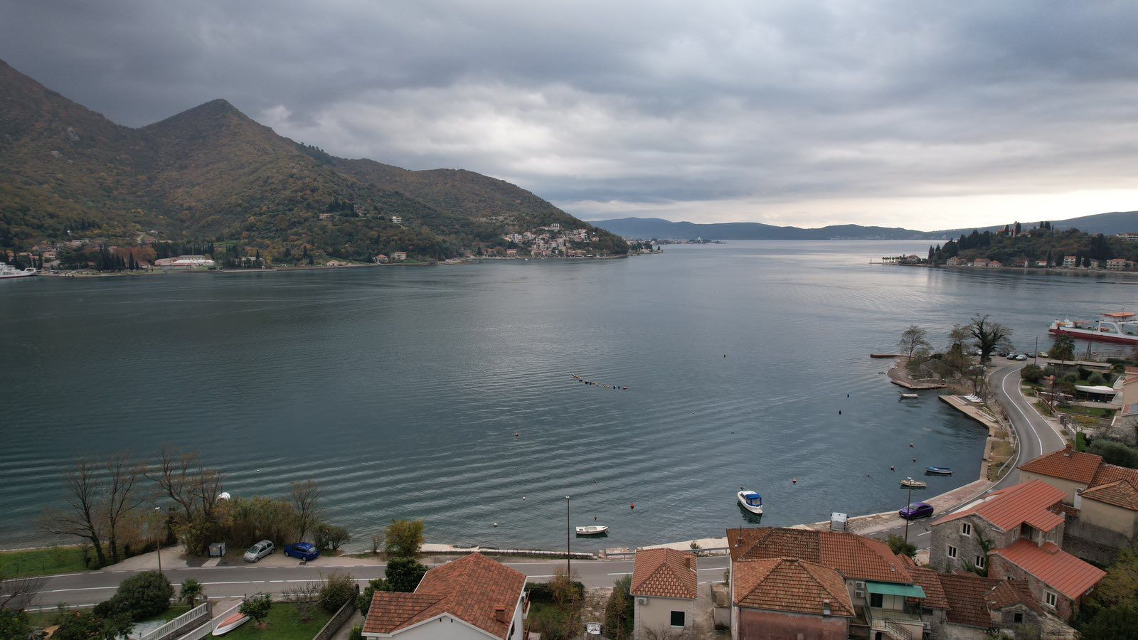 amforaproperty.com/Herceg Novi, Kamenari – Zemljište za izgradnju 12 vila sa dve započete na prvoj liniji mora