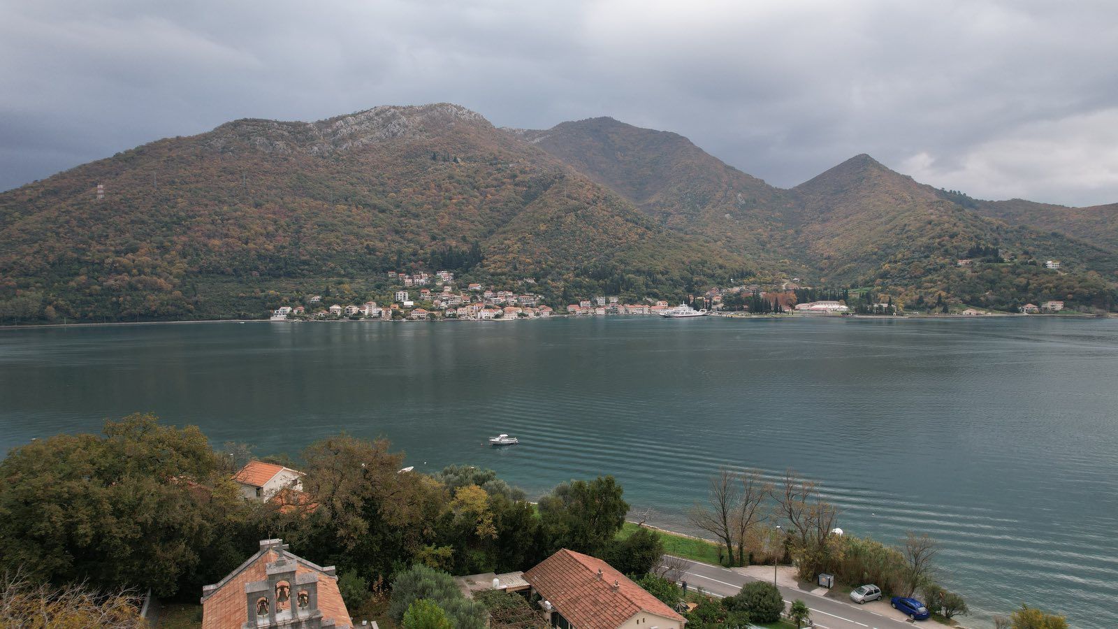 amforaproperty.com/Herceg Novi, Kamenari – Zemljište za izgradnju 12 vila sa dve započete na prvoj liniji mora