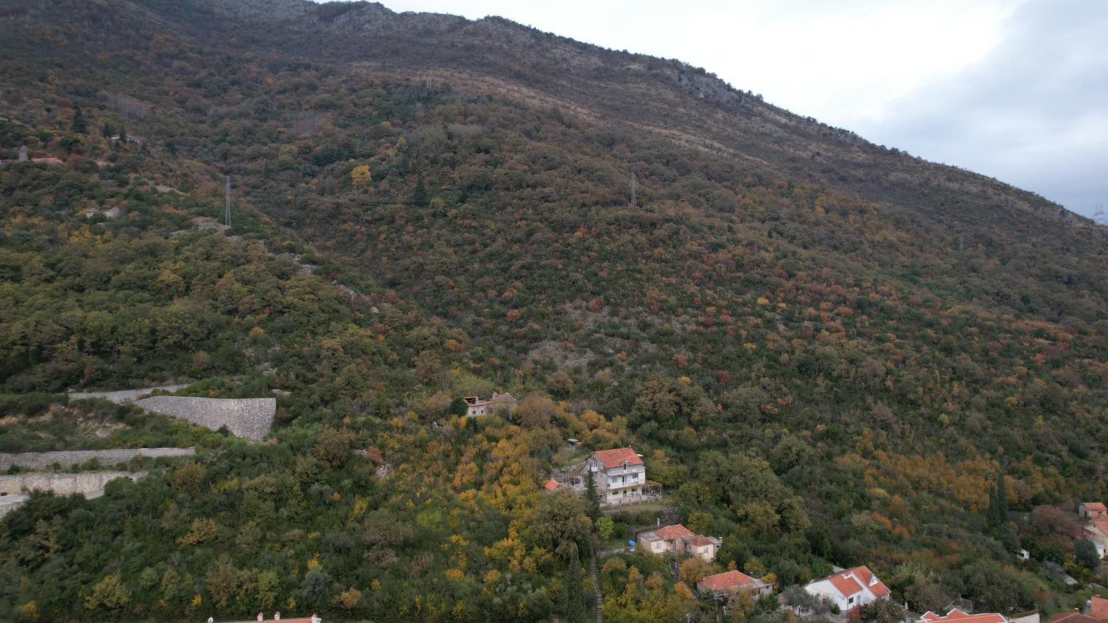 amforaproperty.com/Herceg Novi, Kamenari – Zemljište za izgradnju 12 vila sa dve započete na prvoj liniji mora