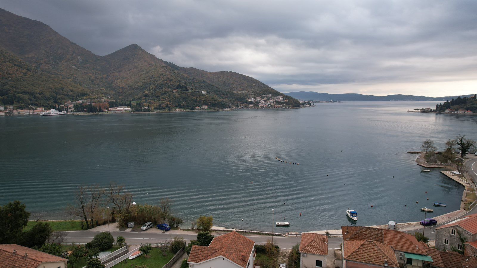 amforaproperty.com/Herceg Novi, Kamenari – Zemljište za izgradnju 12 vila sa dve započete na prvoj liniji mora