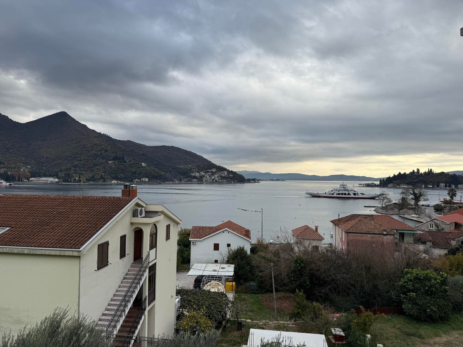 amforaproperty.com/Herceg Novi, Kamenari – Zemljište za izgradnju 12 vila sa dve započete na prvoj liniji mora