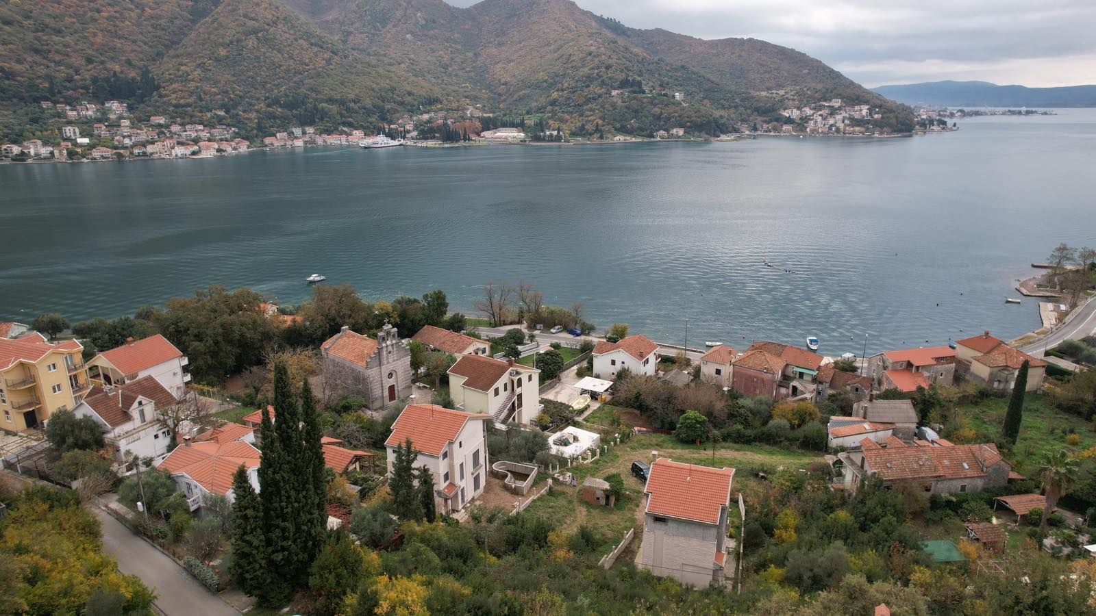 amforaproperty.com/Herceg Novi, Kamenari – Zemljište za izgradnju 12 vila sa dve započete na prvoj liniji mora