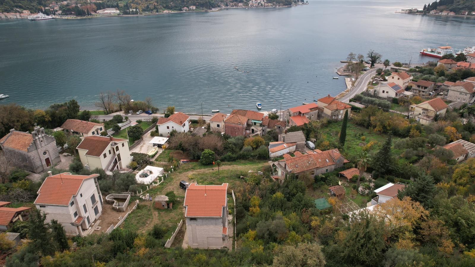 amforaproperty.com/Herceg Novi, Kamenari – Zemljište za izgradnju 12 vila sa dve započete na prvoj liniji mora