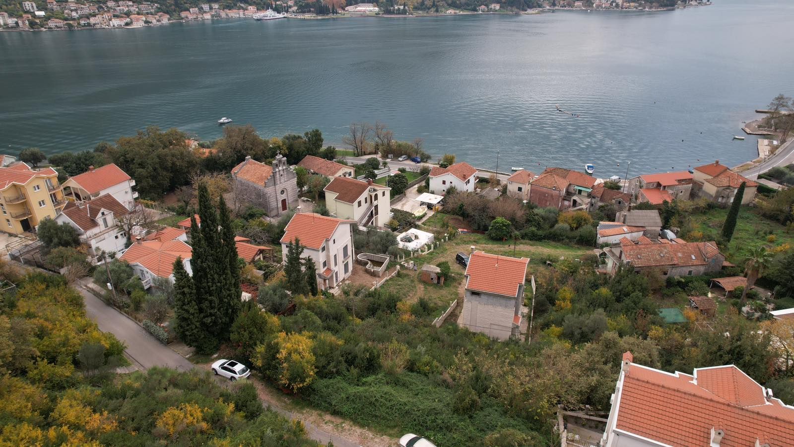 amforaproperty.com/Herceg Novi, Kamenari – Zemljište za izgradnju 12 vila sa dve započete na prvoj liniji mora