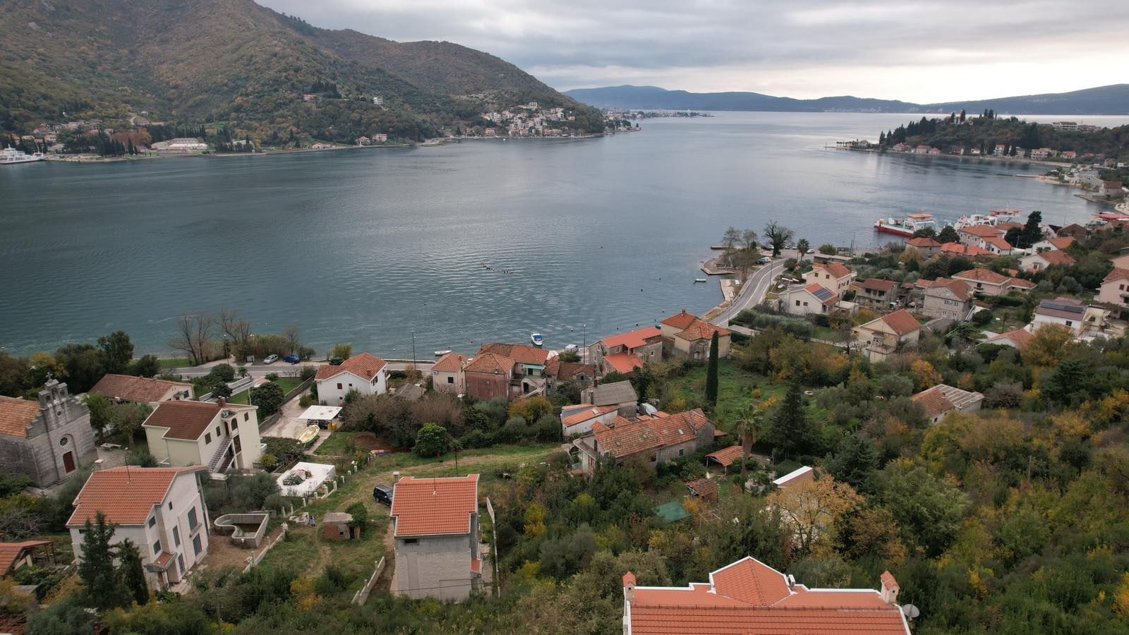 amforaproperty.com/Herceg Novi, Kamenari – Zemljište za izgradnju 12 vila sa dve započete na prvoj liniji mora