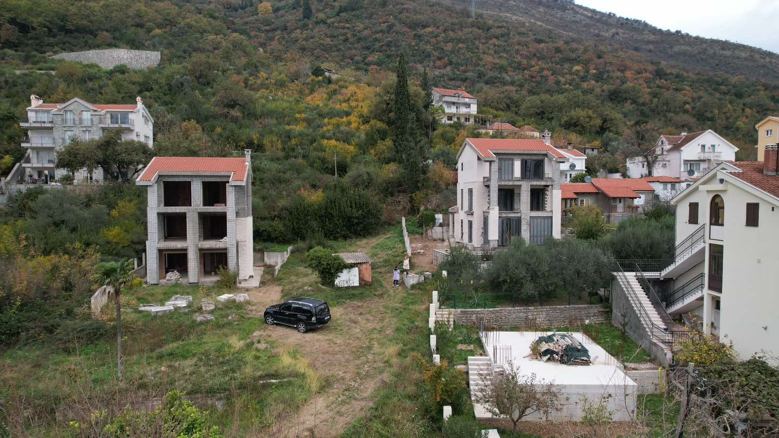 amforaproperty.com/Herceg Novi, Kamenari – Zemljište za izgradnju 12 vila sa dve započete na prvoj liniji mora