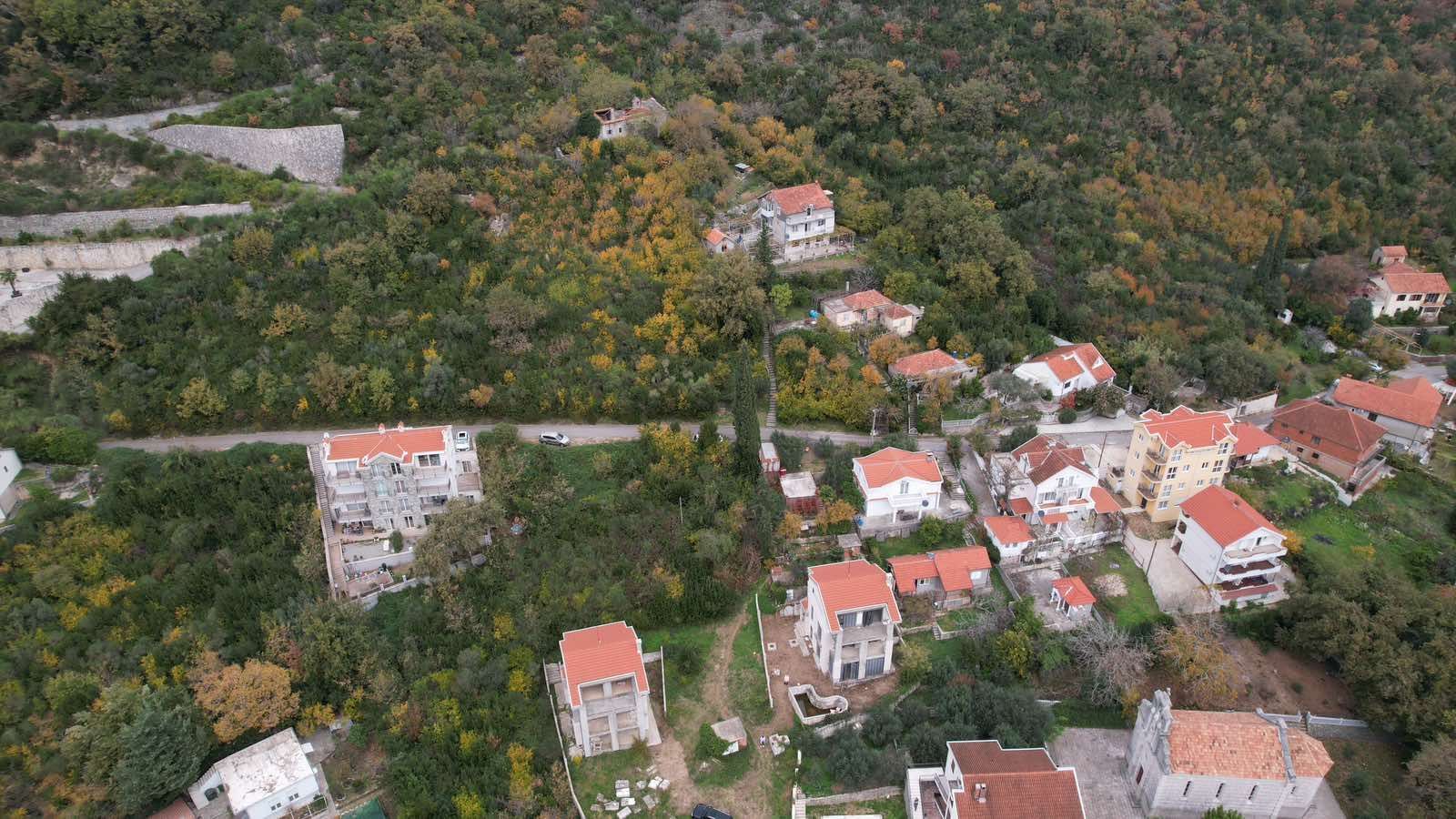 amforaproperty.com/Herceg Novi, Kamenari – Zemljište za izgradnju 12 vila sa dve započete na prvoj liniji mora