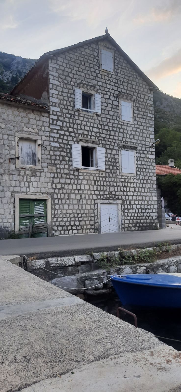 amforaproperty.com/Herceg Novi, Kamenari – Zemljište za izgradnju 12 vila sa dve započete na prvoj liniji mora