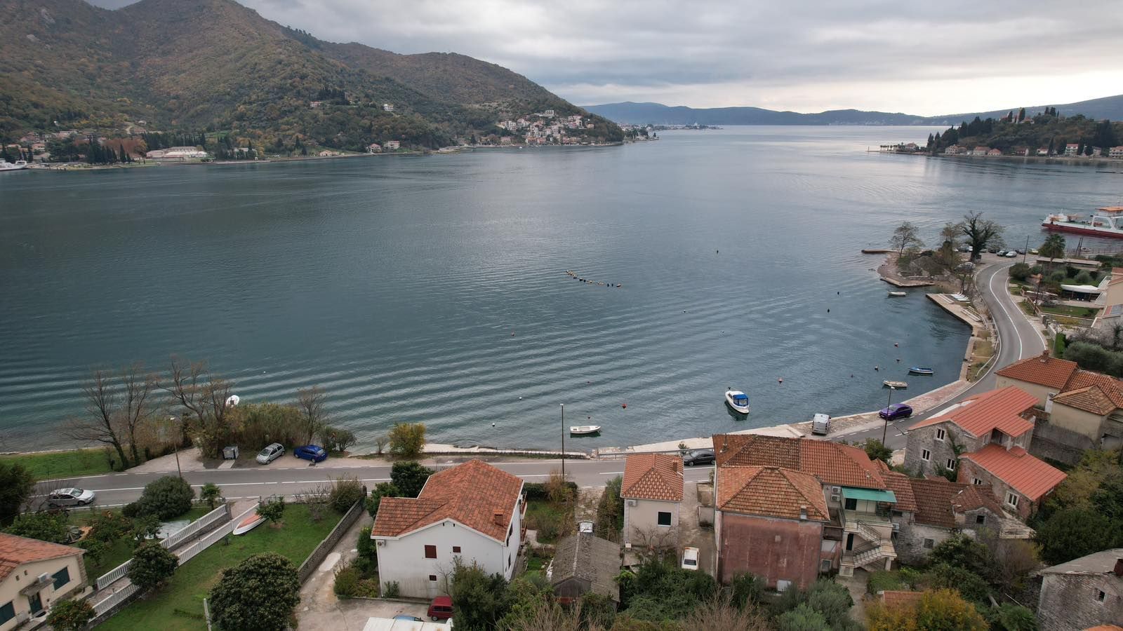 amforaproperty.com/Herceg Novi, Kamenari – Zemljište za izgradnju 12 vila sa dve započete na prvoj liniji mora