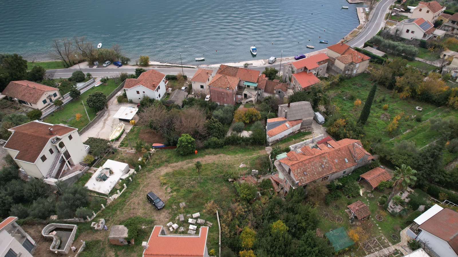 amforaproperty.com/Herceg Novi, Kamenari – Zemljište za izgradnju 12 vila sa dve započete na prvoj liniji mora