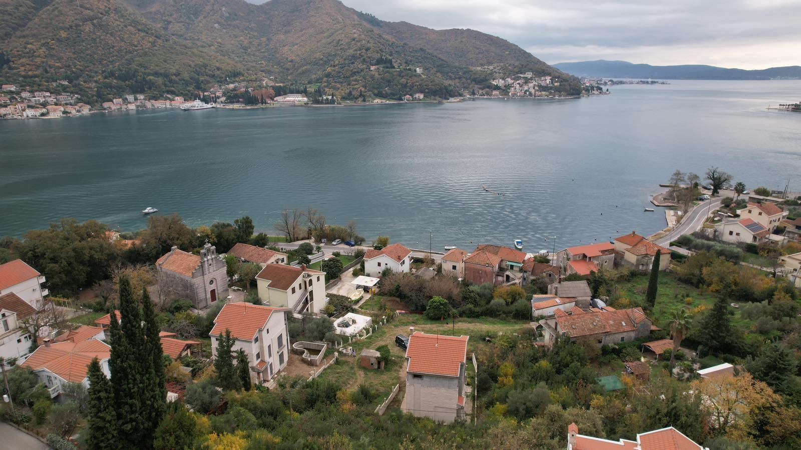 amforaproperty.com/Herceg Novi, Kamenari – Zemljište za izgradnju 12 vila sa dve započete na prvoj liniji mora