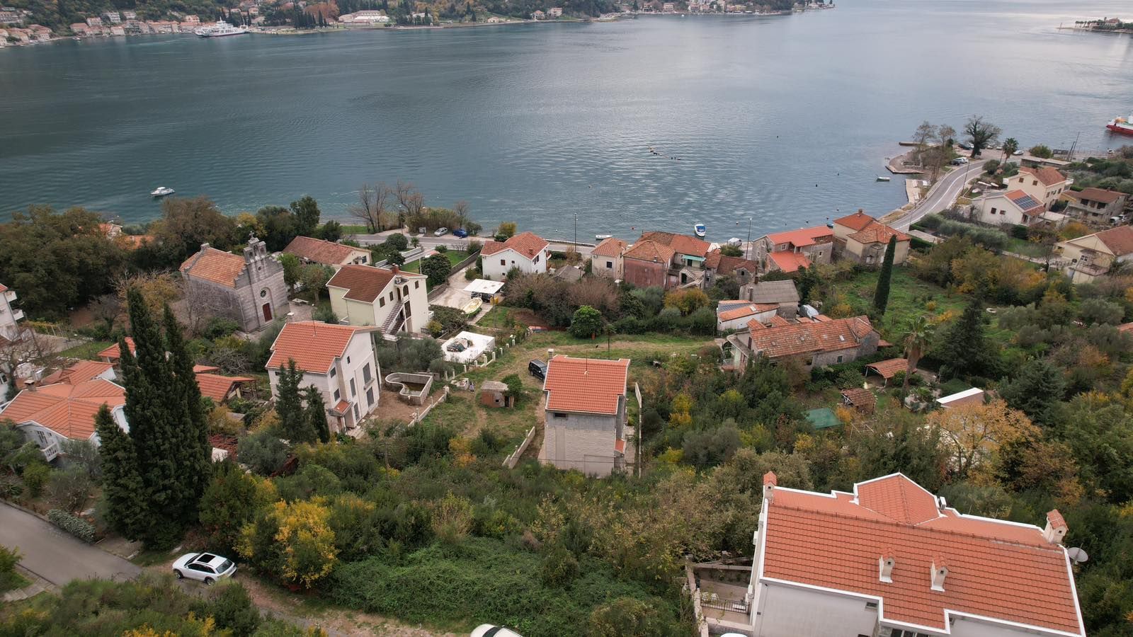 amforaproperty.com/Herceg Novi, Kamenari – Zemljište za izgradnju 12 vila sa dve započete na prvoj liniji mora