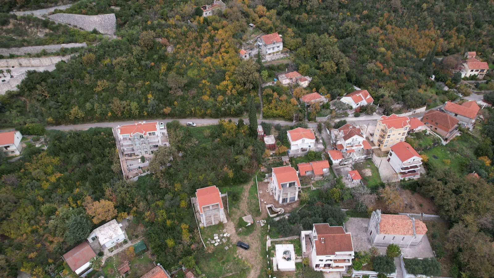 amforaproperty.com/Herceg Novi, Kamenari – Zemljište za izgradnju 12 vila sa dve započete na prvoj liniji mora