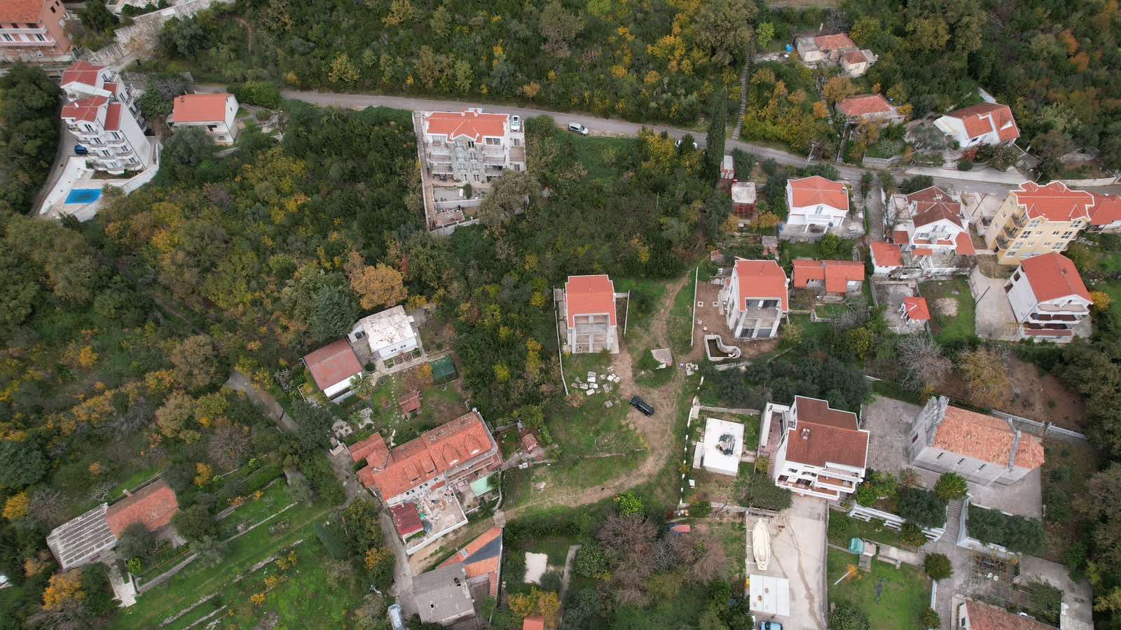 amforaproperty.com/Herceg Novi, Kamenari – Zemljište za izgradnju 12 vila sa dve započete na prvoj liniji mora