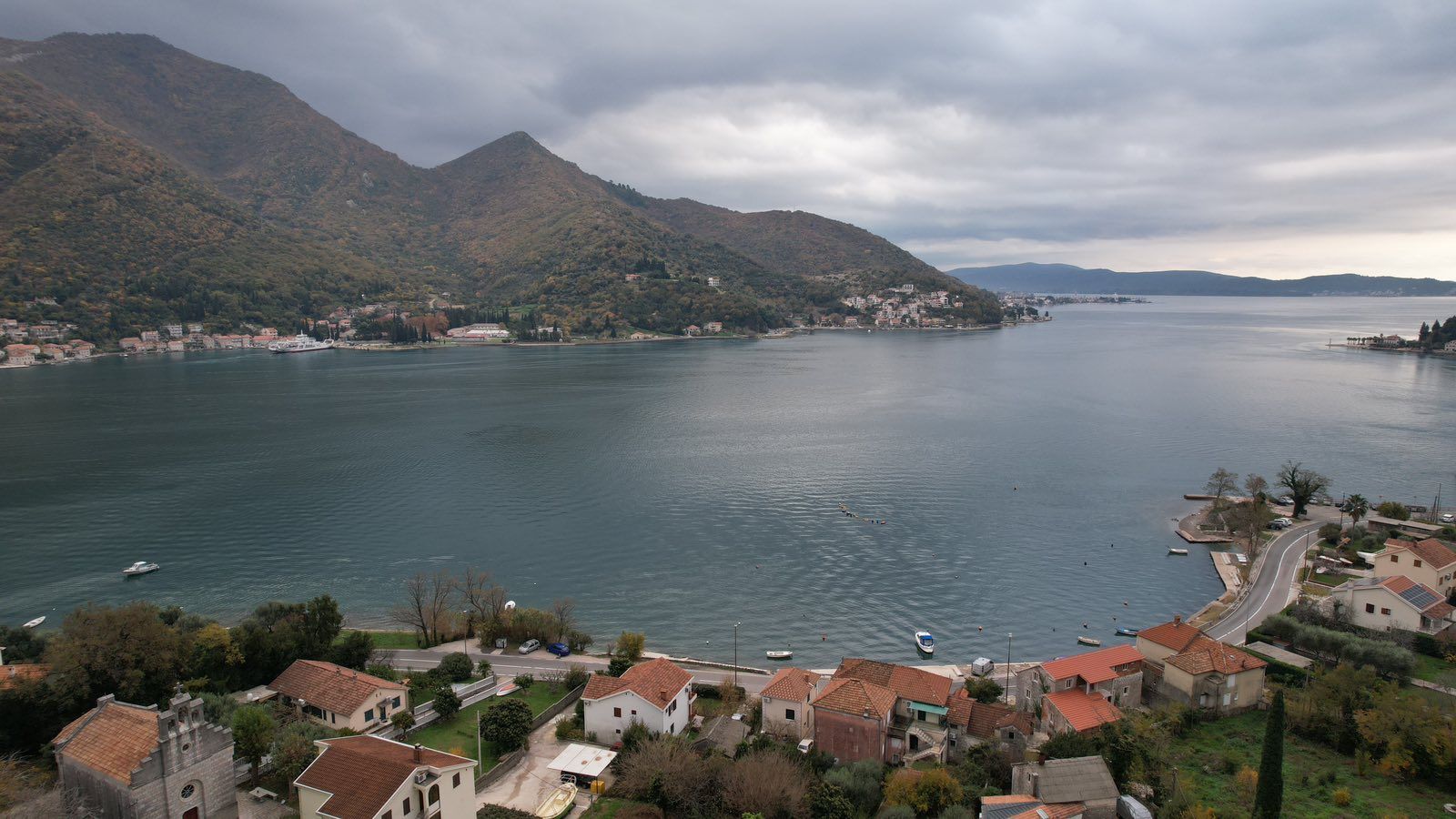 amforaproperty.com/Herceg Novi, Kamenari – Zemljište za izgradnju 12 vila sa dve započete na prvoj liniji mora