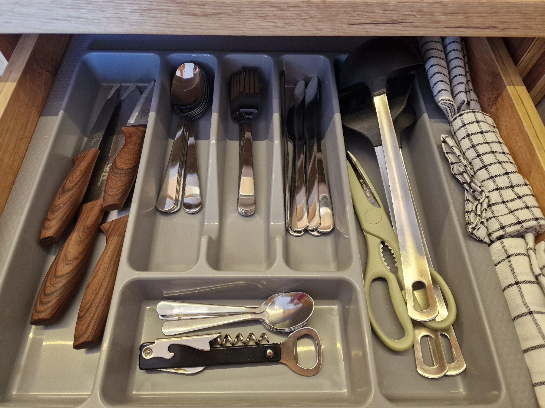 Moderno opremljen studio apartman 32m2 sa pogledom na more u Becicima (NA DUZI PERIOD) - Amfora Real Estate