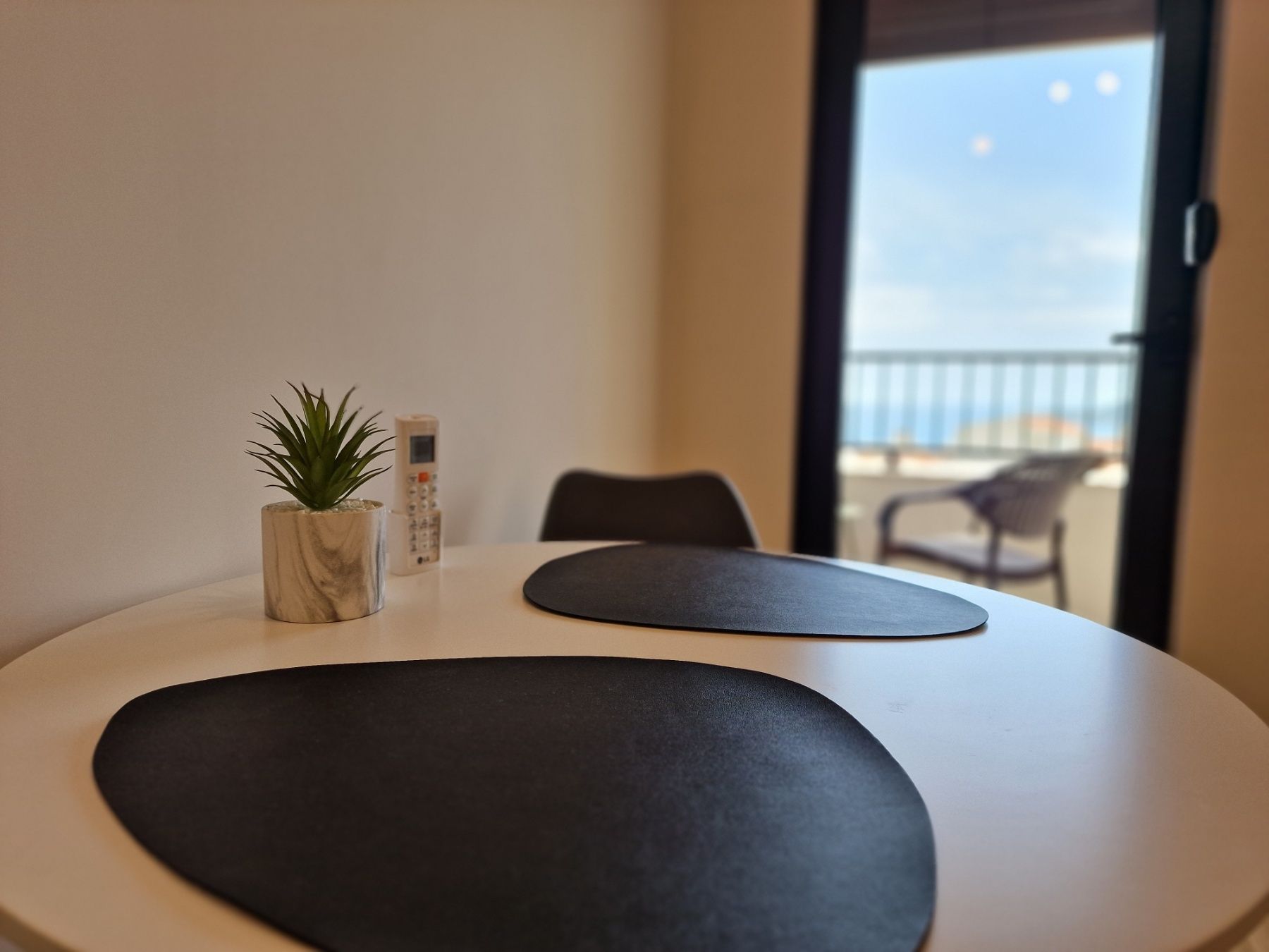 Moderno opremljen studio apartman 32m2 sa pogledom na more u Becicima (NA DUZI PERIOD) - Amfora Real Estate