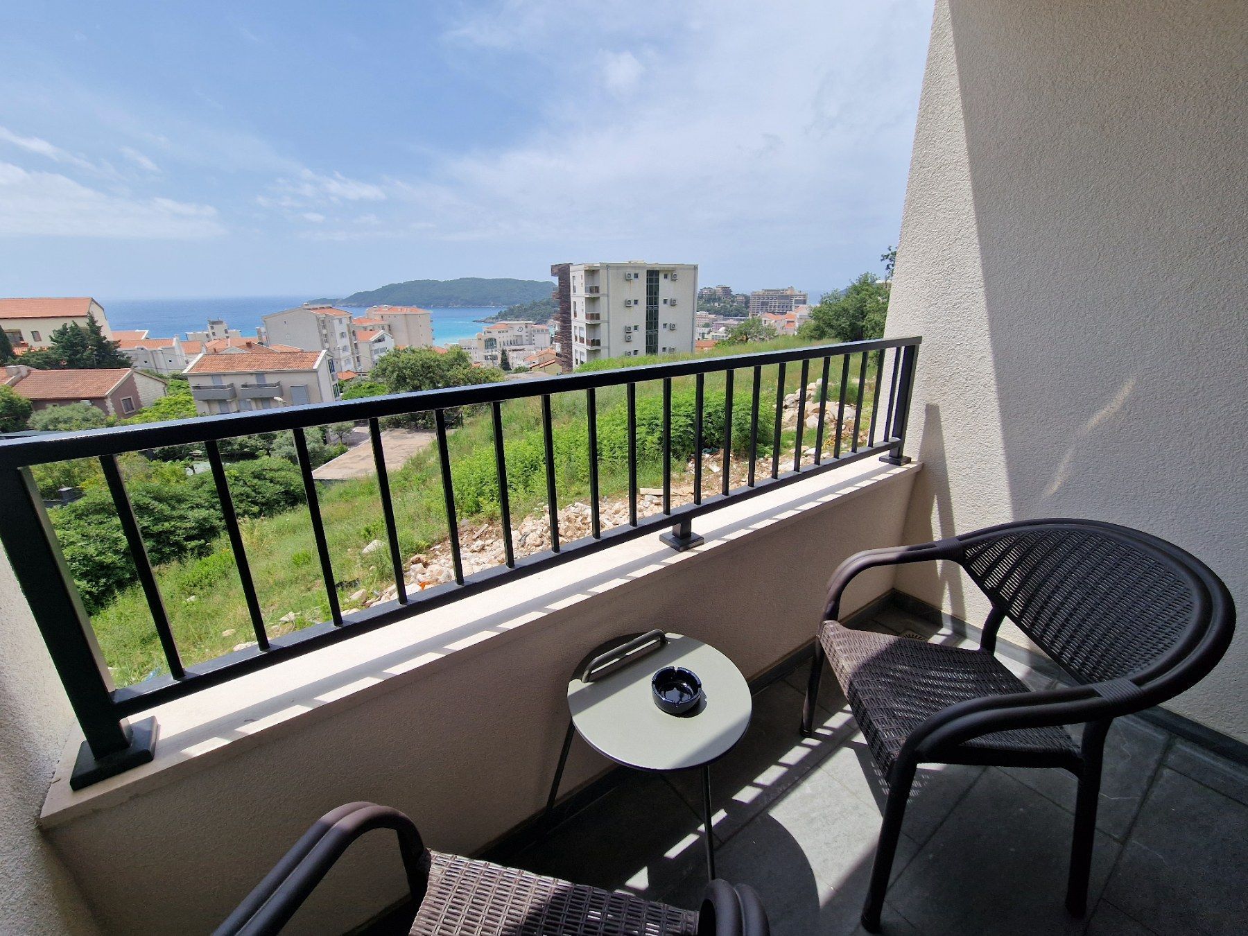 Moderno opremljen studio apartman 32m2 sa pogledom na more u Becicima (NA DUZI PERIOD) - Amfora Real Estate