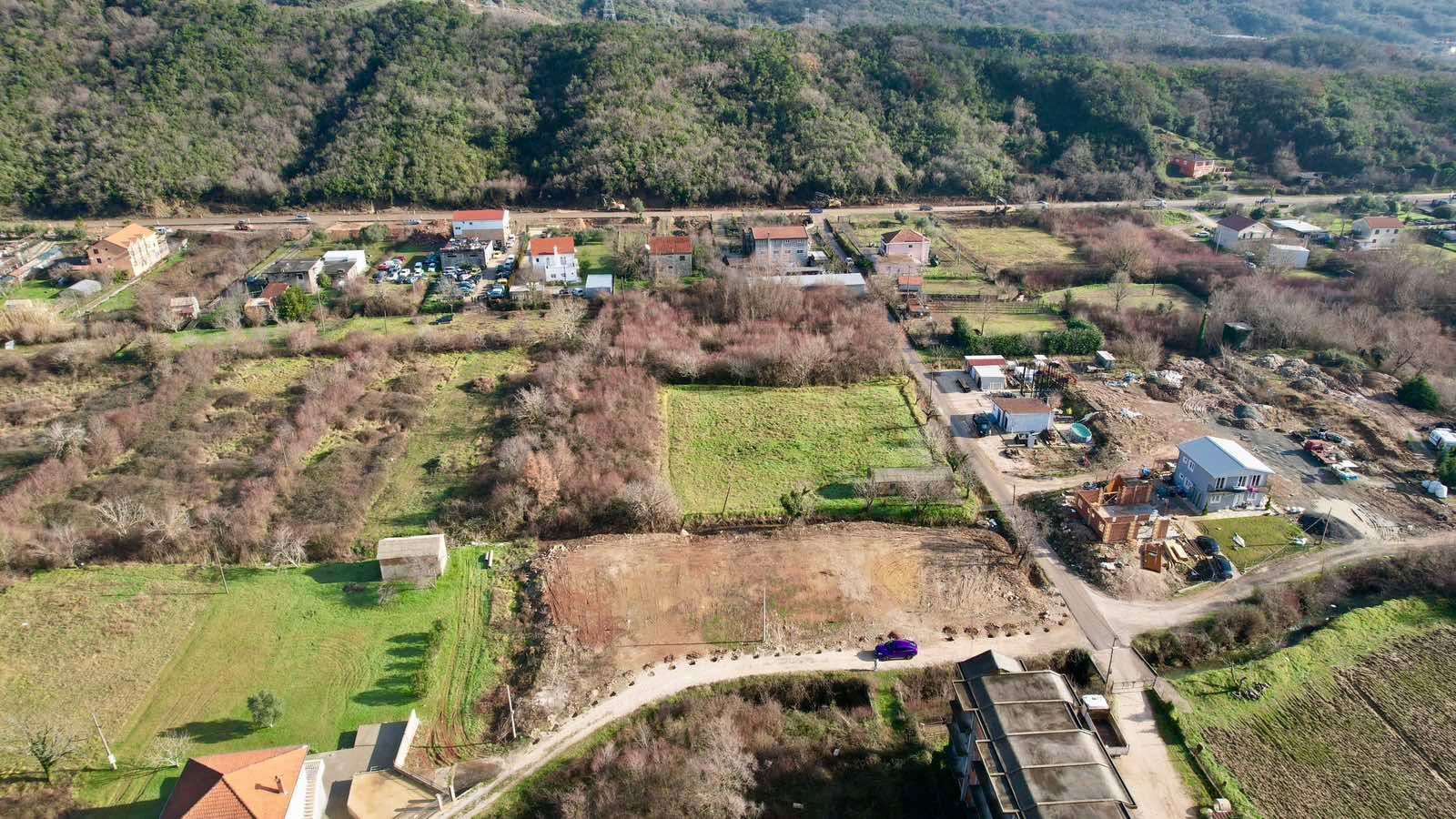 amforaproperty.com/Urbanizovan Plac 2.559m2 za Zajedničku Gradnju (19%) na Magistralnom Putu Budva-Tivat (Kovačko Polje) - Direktno od Vlasnika, Odlična Investicija