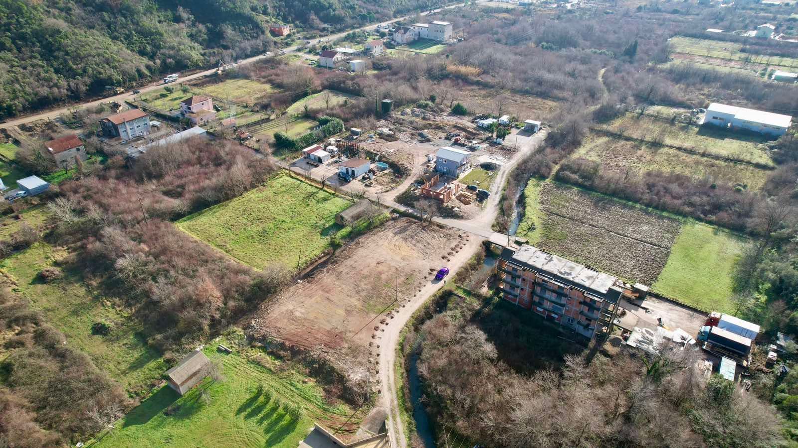 amforaproperty.com/Urbanizovan Plac 2.559m2 za Zajedničku Gradnju (19%) na Magistralnom Putu Budva-Tivat (Kovačko Polje) - Direktno od Vlasnika, Odlična Investicija