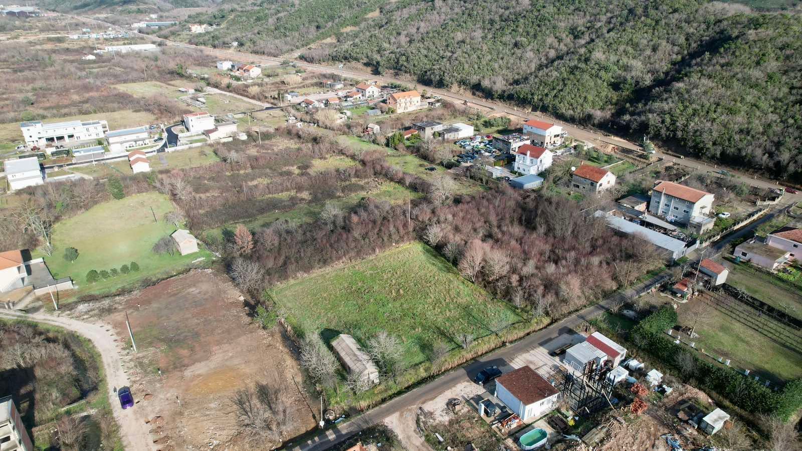 amforaproperty.com/Urbanizovan Plac 2.559m2 za Zajedničku Gradnju (19%) na Magistralnom Putu Budva-Tivat (Kovačko Polje) - Direktno od Vlasnika, Odlična Investicija