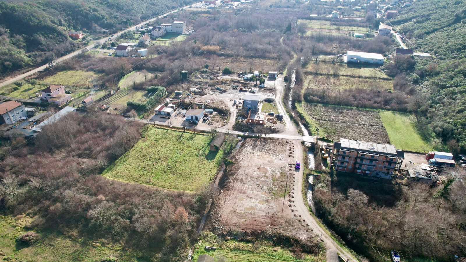 amforaproperty.com/Urbanizovan Plac 2.559m2 za Zajedničku Gradnju (19%) na Magistralnom Putu Budva-Tivat (Kovačko Polje) - Direktno od Vlasnika, Odlična Investicija