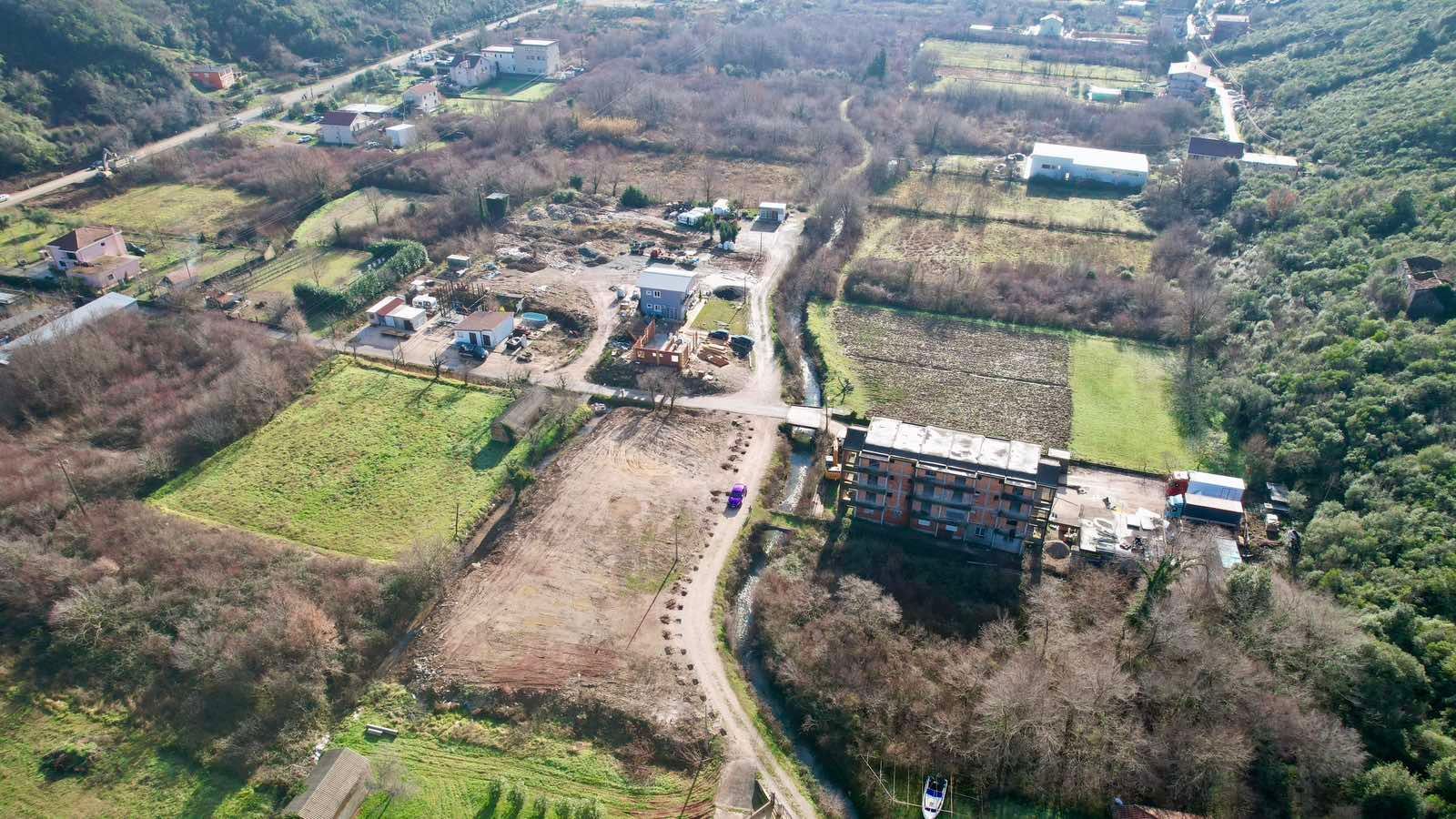 amforaproperty.com/Urbanizovan Plac 2.559m2 za Zajedničku Gradnju (19%) na Magistralnom Putu Budva-Tivat (Kovačko Polje) - Direktno od Vlasnika, Odlična Investicija