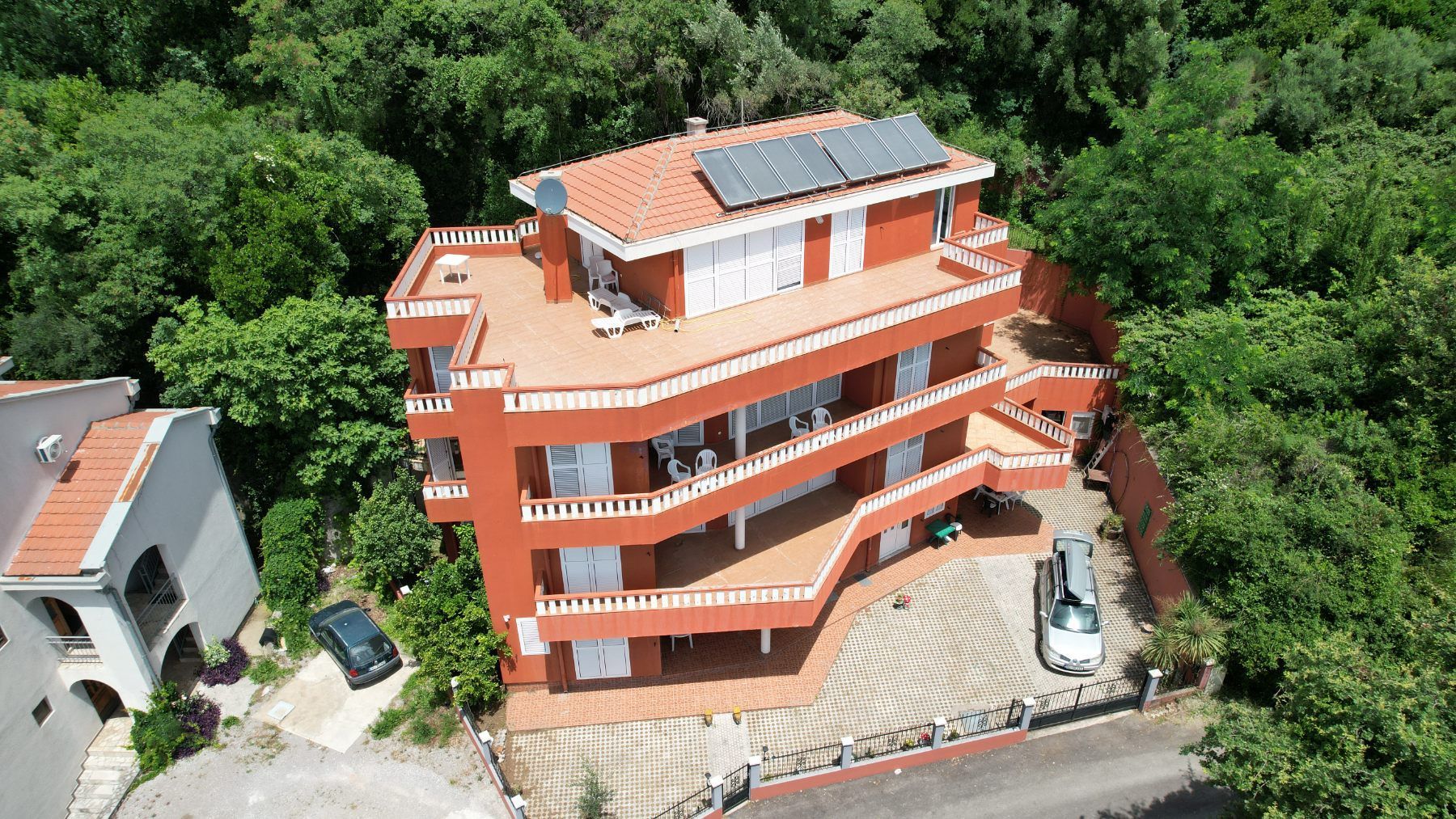 Ekskluzivno izdavanje: Kuća sa panoramskim pogledom na more - Budva, Seoce! Idealno za podzakup i turističko izdavanje! (NA DUZI PERIOD) - Amfora Real Estate