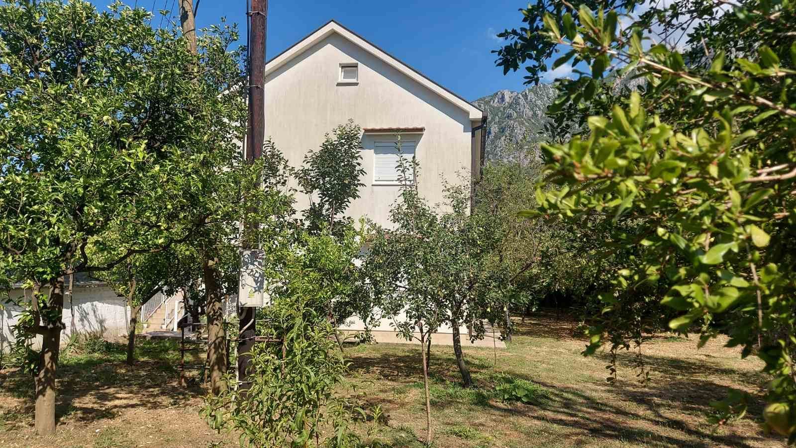 amforaproperty.com/Zelenika, Herceg Novi - Prostrana Kuća 180 m² na Placu od 2000 m²